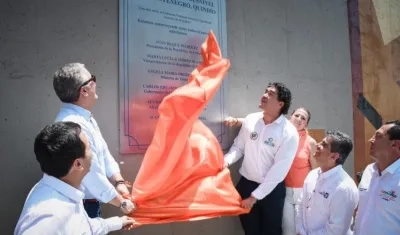 Develación de la placa inaugural por parte del Presidente Iván Duque.