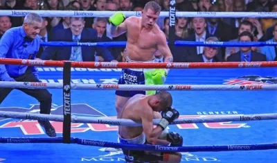 Momento del nocaut de 'Canelo' a Kovalev.