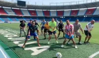 Exjugadores del Junior F.C. bailando.