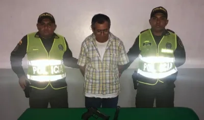  Hernán Rubén Padilla Montes, de 62 años, al centro con dos policías de la Metropolitana de Barranquilla.