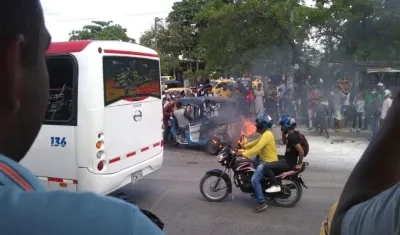 Motocarro incendiado.