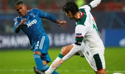 Douglas Costa ante la marca de Vedran Corluka. 