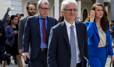 El secretario general adjunto de la Oficina de Naciones Unidas para la Coordinación de Asuntos Humanitarios (OCHA), Mark Lowcock (i), salen luego de una reunión en el Palacio Legislativo en Caracas (Venezuela).