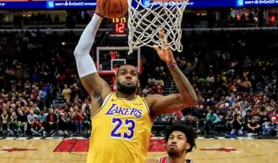 LeBron James encesta en el juego ante los Bulls. 