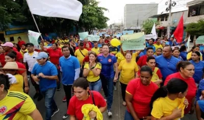 El excandidato William Torres encabezando la marcha.