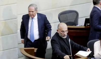 El Senador Roy Barreras en debate al Ministro, Guillermo Botero.