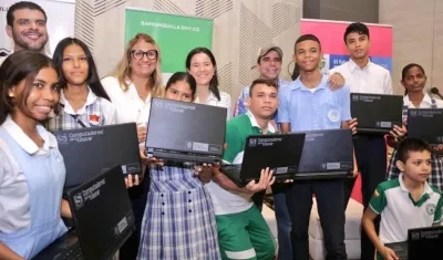 La Ministra Sylvia Constaín, el Alcalde Alejandro Char y la Secretaria de Educación Bibiana Rincón, entregando los equipos.