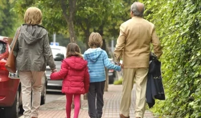 Unos abuelos junto a sus nietos. 