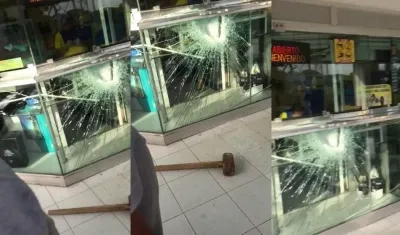 Intentaron partir el vidrio de seguridad.