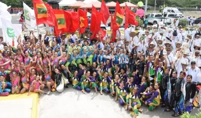 Músicos y bailarines del Distrito