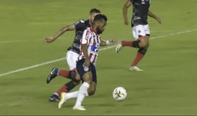 Luis 'Cariaco' González en jugada ofensiva.