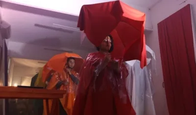 Actores en medio de la obra ‘Arroyos: historias que nos deja la lluvia’.