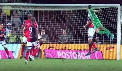Daniel Muñoz anotando el tercer gol de Atlético Nacional.