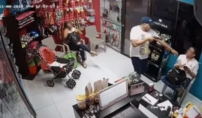 En video quedó registrado el delincuente que robó en una veterinaria.