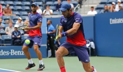 Robert Farah realiza una devolución ante la mirada de Juan Sebastián Cabal.