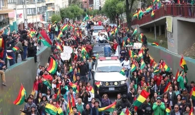 Bolivianos celebrando la renuncia del Presidente Evo Morales.