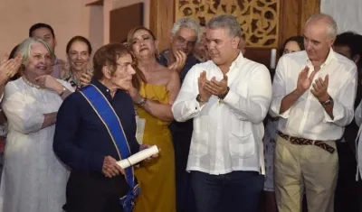 El pintor David Manzur y el Presidente Iván Duque.