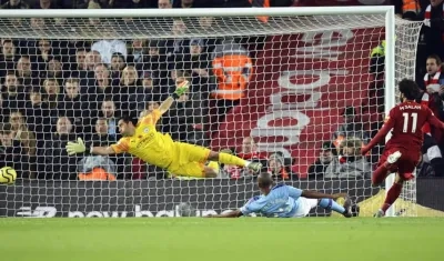 Mohamed Salah anota ante la meta del Manchester City. 