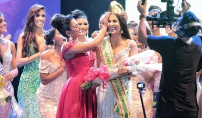 Allison Vega coronando a su sucesora Estefany Meza Olascuaga.