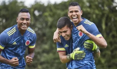 Willer Ditta (izquierda) posó con la nueva piel de la Selección.