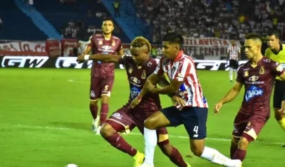 David Murillo ingresó en el segundo tiempo por molestia muscular de Gabriel Fuentes.