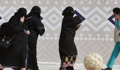 La ultraconservadora sociedad saudí también se dividió en internet entre quienes criticaban y aplaudían el vídeo en Twitter o Facebook.