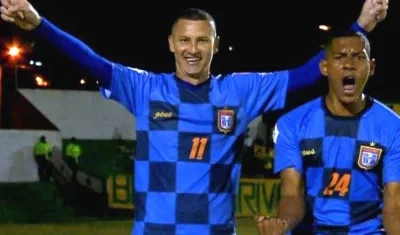 Luis Páez celebrando el segundo gol con Juan Peláez.