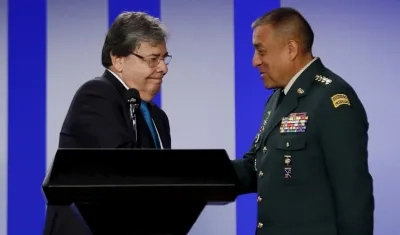 Carlos Holmes Trujillo y el general Luis Fernando Navarro.