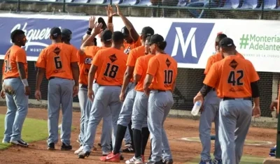 Jugadores de Gigantes celebran tras una notación. 