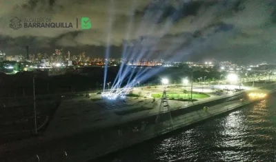 Espectáculo nocturno de luces en el Gran Malecón.