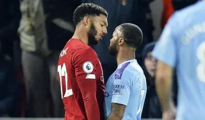 Raheem Sterling se carea con Joe Gómez.
