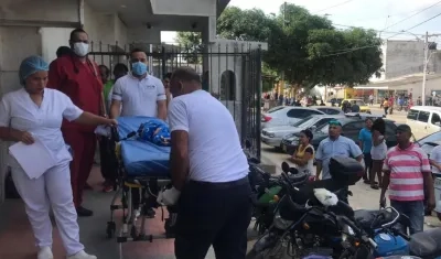 Momentos en que el bebé era sacado de la Clínica San Ignacio rumbo a la Clínica Portoazul.
