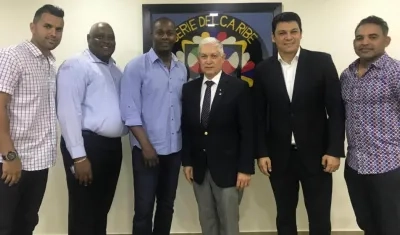 Luis Felipe Urueta y Édgar Rentería al lado de Francisco Puello. 