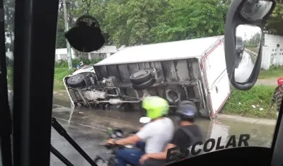 Así quedó el furgón tras el accidente.