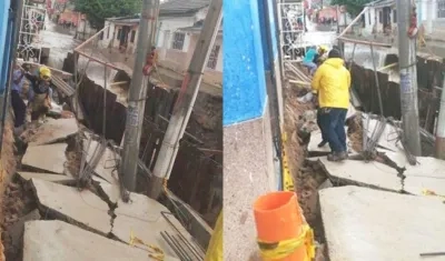 Bomberos en momento de la evacuación de una de las personas que vive cerca del arroyo en Chiquinquirá.