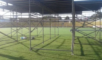 Montaje de la estructura para el show, sobre la grama recién entregada.