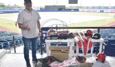 El secretario de Recreación y Deportes del Distrito, José Luis Álvarez, en el estadio Édgar Rentería.