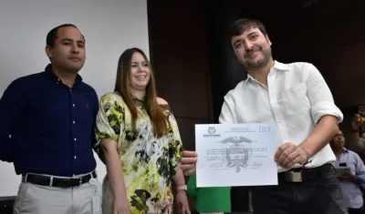 Jaime Pumarejo, alcalde electo de Barranquilla, recibe la credencial por parte de la Registraduría.