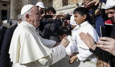 Papa Francisco saluda a niños en la Plaza de San Pedro.