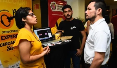 Una de las emprendedoras explicando su proyecto.