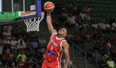 Soren Deluque logra clavar la pelota en el aro. 