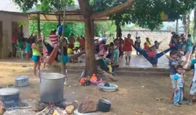 Foto para ilustrar la nota en la que se observa a algunos desplazados de la violencia: