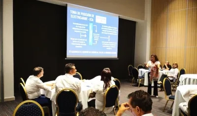 La Superintendente Natasha Avendaño, con Alcaldes y Gobernadores electos.