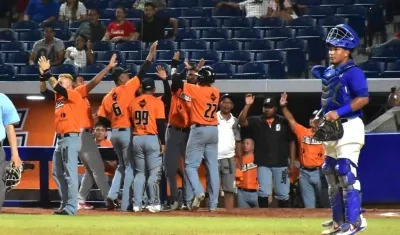 Festejo al final del partido.