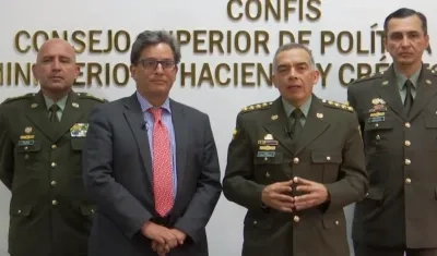 El director de la Policía, general Óscar Atehortúa; y el ministro de Hacienda, Alberto Carrasquilla.