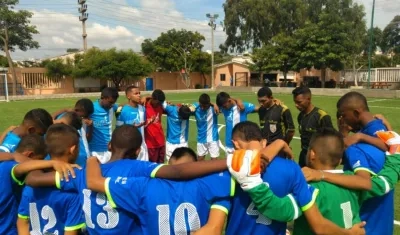 Jugadores reunido orando antes del partido. 