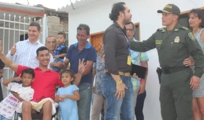 El patrullero  con su familia tras recibir la vivienda remodelada.