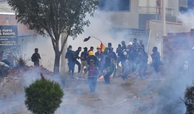 Cocaleros del Chapare seguidores del Movimiento Al Socialismo se enfrentan a militares y policías bolivianos en Cochabamba (Bolivia). 