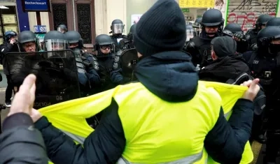Grupos de "chalecos amarillos" multiplicaron este sábado los altercados y los actos de vandalismo en diferentes puntos de París durante una jornada de protestas.