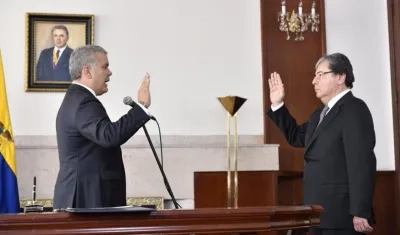 Presidente Duque toma juramento del cargo al nuevo ministro de Defensa, Carlos H. Trujillo.